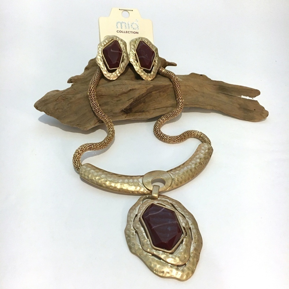 𝅺3/$29! Egyptian Style Dark Red Statement Necklace